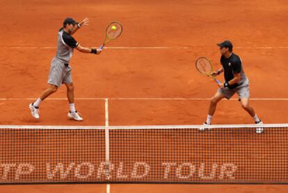 Los gemelos Bryan durante un partido en el Open de Madrid.