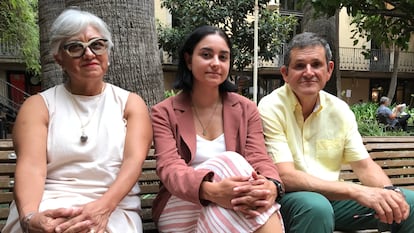 La abogada Helena Monzón (centro), hermana de Cecilia, activista asesinada, junto a sus padres Juan Andrés Monzón y Cecilia Pérez en Barcelona.