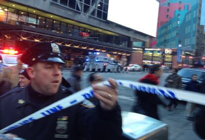 La policía investiga un aviso de explosión cerca de Times Square en Nueva York. 