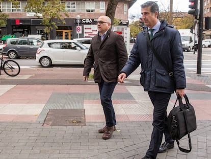 De Miguel, a la izquierda de la imagen, entra el los juzgados de Vitoria a una de las últimas sesiones del juicio.