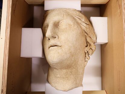 'La Cabeza de Mármol de Atenea' del año 200 A.C, la cual fue robada de un templo en Italia, es exhibida en la repatriación de piezas en Nueva York, el 6 de septiembre de 2022.