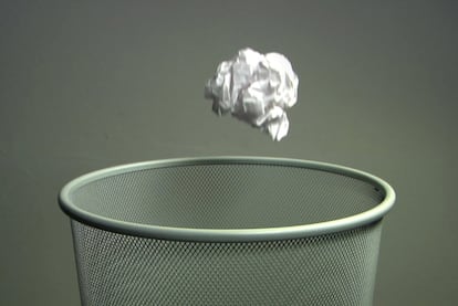 Imagen del vídeo <i>Papierballfall</i> (2008), de Ignacio Uriarte.