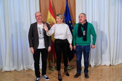 La vicepresidenta segunda del Gobierno y ministra de Trabajo, Yolanda Díaz, junto a los secretarios generales de UGT, Pepe Álvarez (derecha), y CCOO, Unai Sordo en el marco de su reunión para intentar cerrar un acuerdo sobre la subida del salario mínimo interprofesional (SMI).