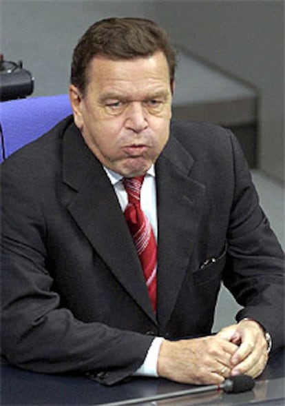 El canciller alemán, Gerhard Schröder, ayer, en el Bundestag.