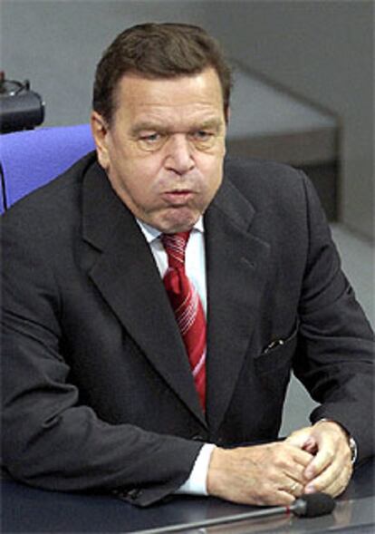 El canciller alemán, Gerhard Schröder, ayer, en el Bundestag.