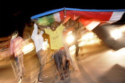 Al dar las doce de la noche, momento en el que es ya oficial la República de Sudán del Sur, los habitantes de Juba se lanzaron a las calles de la capital, inundades de gente, coches y motos.