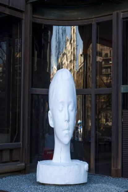 'Isabella', escultura de Plensa en la entrada de la Torre BBVA.