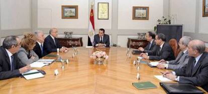 El presidente egipcio, Hosni Mubarak, preside la reunión del nuevo Gobierno celebrada ayer en El Cairo.