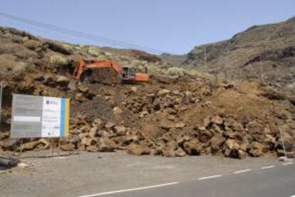 Inicio de las obras de construcción de las nuevas viviendas de promoción pública situadas en una parcela cercana a al Puerto de La Estaca, el la Isla de el Hierror. EFE/Archivo