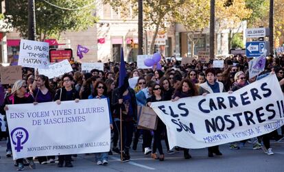 Participantes en la manifestación celebrada en Palma de Mallorca .