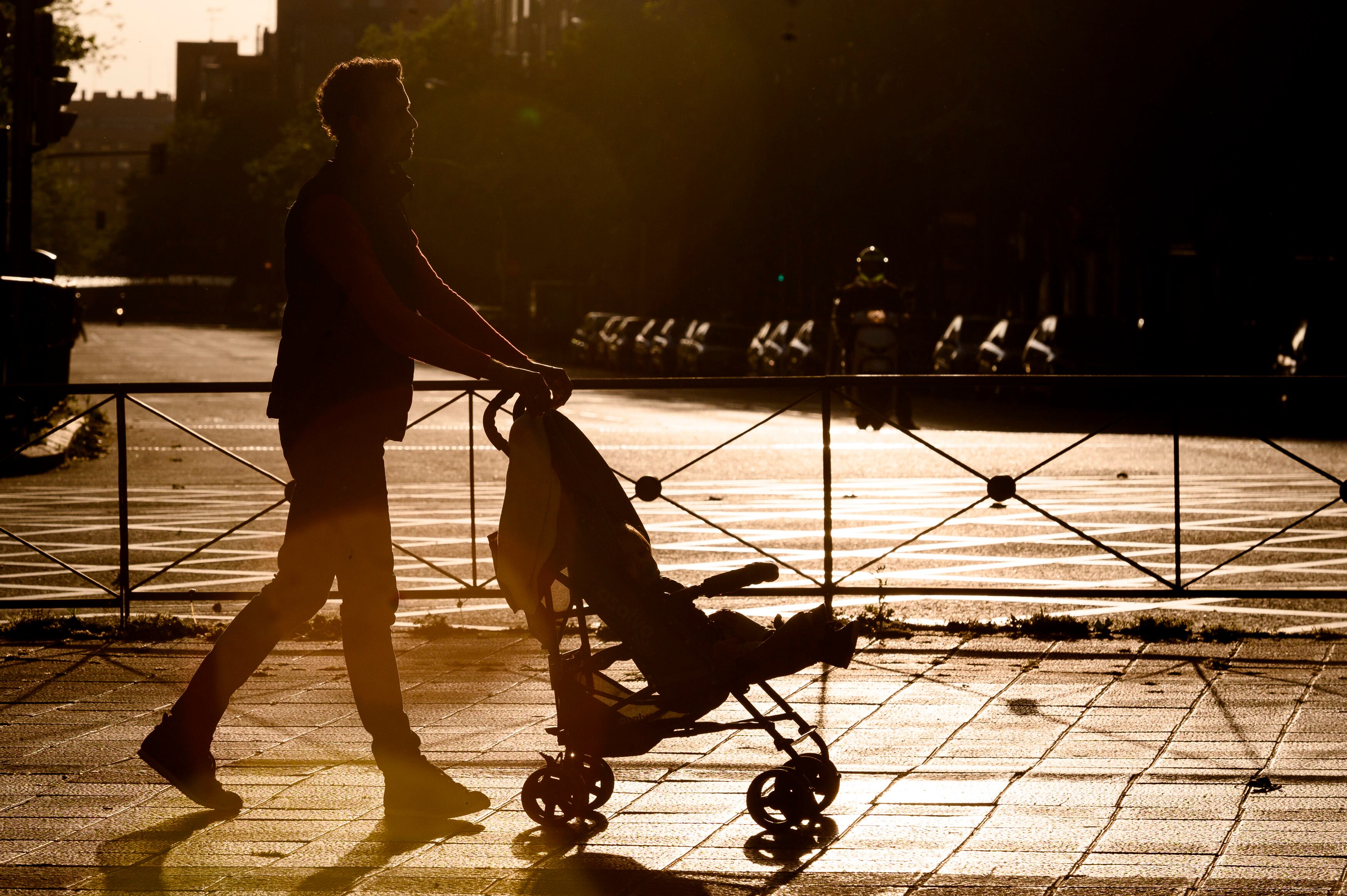 Un hombre pasea con un carrito de bebé por Madrid, en una imagen de archivo. 