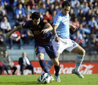 Cesc Fábregas trata de zafarse de Borja Oubina.