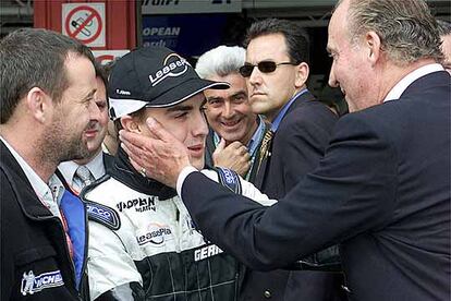 En 2001, el rey Juan Carlos felicita a Fernando Alonso, del equipo Minardi, antes del comienzo de la carrera del GP de España de Fórmula 1 en el Circuito Montmeló de Cataluña.