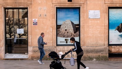 Una mujer pasea con un carro de bebé en Ciutadella, en una imagen de 2022.