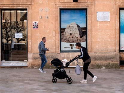 Una mujer pasea con un carro de bebé en Ciutadella, en una imagen de 2022.