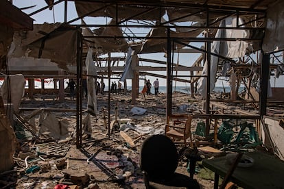 Zona de la cafetería de la playa de Ciudad de Gaza donde el ejército israelí ha lanzado un ataque este lunes.
