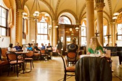 Interior del clásico Café Central, en Viena..