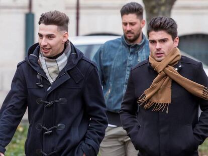 De izquierda a derecha, Carlos Cuadrado, Víctor Rodríguez y Raúl Calvo, exjugadores del Arandina Club de Fútbol, a su llegada el pasado diciembre a la Audiencia Provincial de Burgos.