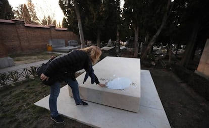 Lola Ruiz-Ibárruri, nieta de La Pasionaria, observa este lunes la pintura vertida sobre la tumba de su abuela en el cementerio civil de La Almudena.