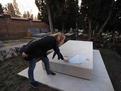 Lola Ruiz-Ibárruri, nieta de La Pasionaria, observa este lunes la pintura vertida sobre la tumba de su abuela en el cementerio civil de La Almudena.