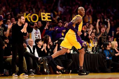 El Staples Center se vistió de gala. No quedó un hueco en las gradas —aunque la entrada más barata costase 800 dólares— para darle el último adiós a la 'Mamba Negra', el ídolo de los últimos 20 años que consiguió cinco títulos de liga e impuso su autoridad por encima de todo y todos.