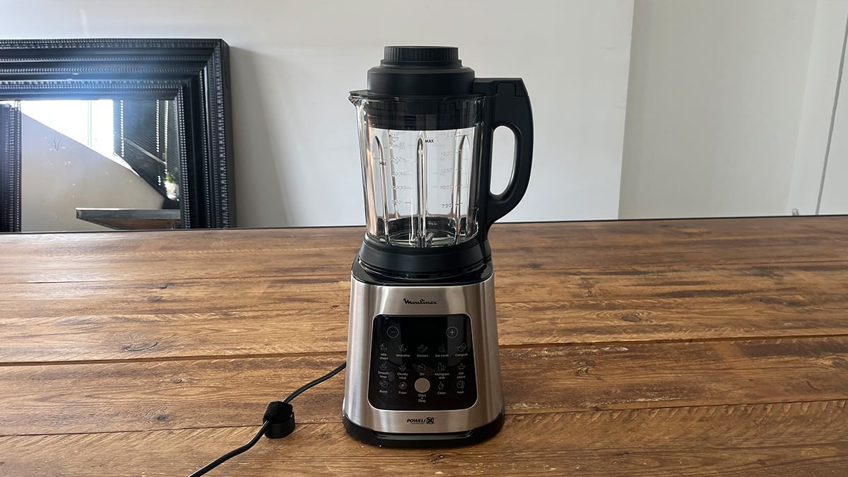 Potente y de gran capacidad, la batidora de vaso Moulinex PerfectMix Cook tiene 10 programas automáticos y 10 velocidades.
