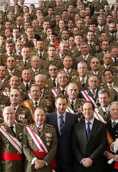 José Luis Rodríguez Zapatero y José Bono, con mandos militares ayer en Toledo.