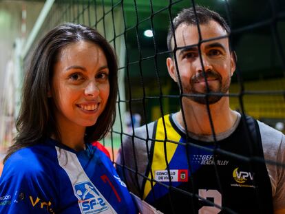 Pienso, luego actuo. Javier Diaz y su pareja Federica Farabegoli en el polideportivo de Teis, donde entrenan voleibol, deporte que pratican profesionalmente y al rededor del cual se han conocido.
11/12/20