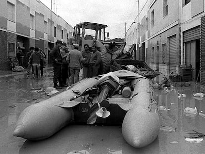 Imagen tomada el 20 de octubre de 1982 en Alzira (Valencia), tras inundaciones provocadas por la rotura de la presa de Tous.