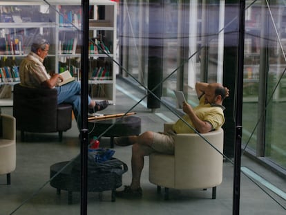 Ambiente durante la Feria del Libro de Madrid de 2015 en la biblioteca Eugenio Trías, situada en la antigua Casa de Fieras del Retiro.