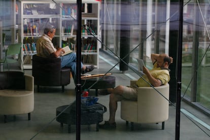 Dos personas leen en la biblioteca municipal Eugenio Trías, situada en la antigua casa de fieras de El Retiro, en Madrid.