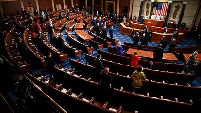 Los miembros del Congreso de EEUU esperan a la comparecencia del presidente Joe Biden en abril de 2021.