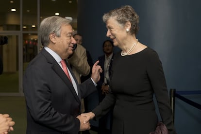  Fotografía cedida por la ONU, donde aparece su secretario general, António Guterres (i), mientras habla con Nane Maria Annan, viuda del exsecretario general de la ONU Kofi Annan, durante una recepción de bienvenida a los jefes de delegaciones, el 25 de septiembre de 2018.