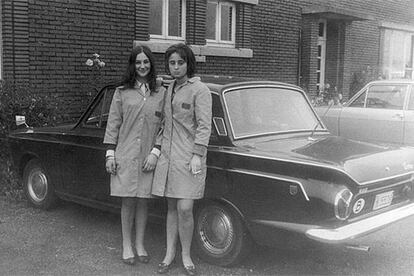 Dolores Visi (a la derecha), con el uniforme de la fábrica.