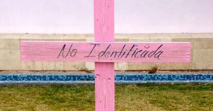 Cruz por una mujer no identificada en un memorial de Ciudad Juárez.