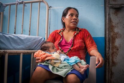 Cuando los niños padecen desnutrición aguda grave ya no pueden ser tratados en el puesto de salud en la comunidad y son derivados al Centro de Recuperación Nutricional en el municipio, donde permanecen de media un mes hasta su completa recuperación. En el de Jocotán lleva ocho días está madre de 38 años con su bebé de tres meses. Tiene bajo peso, se lo detectaron en una sesión de monitoreo y la derivaron aquí. "Se había quedado bien delgadita", dice la madre, que asegura que es la única de sus 10 hijos que ha tenido este problema. A todos, continúa, los ha parido en su casa; a los primeros, con ayuda de una comadrona; con los últimos ya no lo consideró necesario.