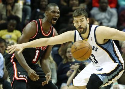 Marc Gasol le roba el balón a Chris Bosh