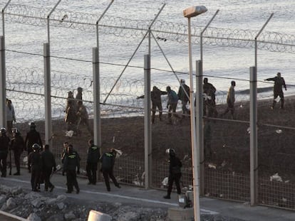 Valla fronteriza de Ceuta, en la zona del Tarajal, el día de la muerte de 15 inmigrantes en 2014.