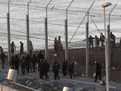 Valla fronteriza de Ceuta, en la zona del Tarajal, el día de la muerte de 15 inmigrantes en 2014.