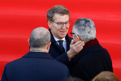 El presidente del PP, Alberto Núñez Feijóo (centro), saluda al exalcalde de Madrid Alberto Ruiz Gallardón, durante el acto en memoria de las víctimas de los atentados del 11-M celebrado este lunes en la Puerta del Sol. 