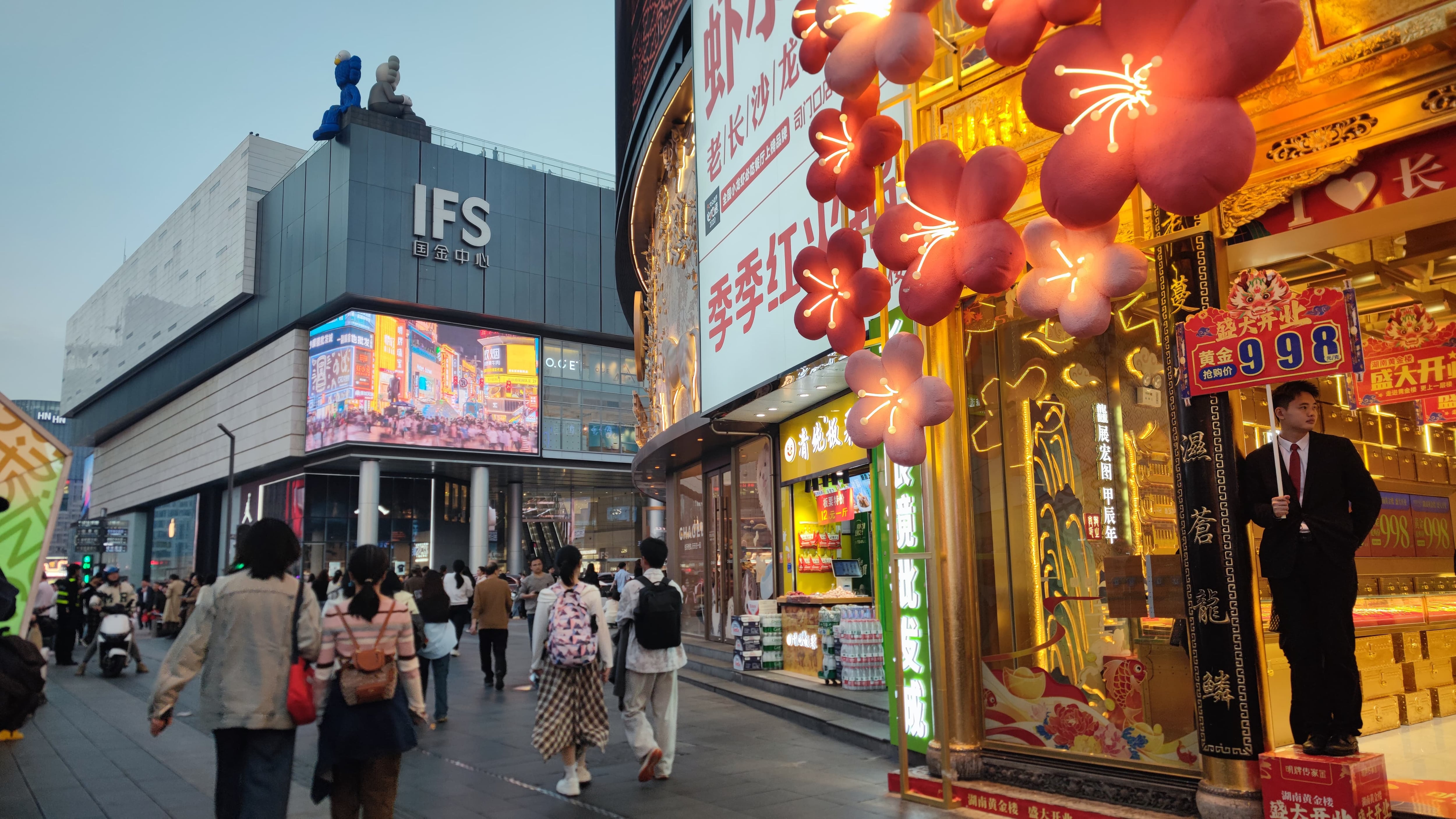 Jóvenes chinos pasean por el centro financiero de Changsha, el 4 de noviembre de 2025.