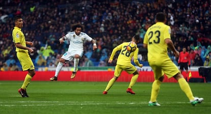 Marcelo tras lanzar la pelota ante los jugadores del Villarreal. 