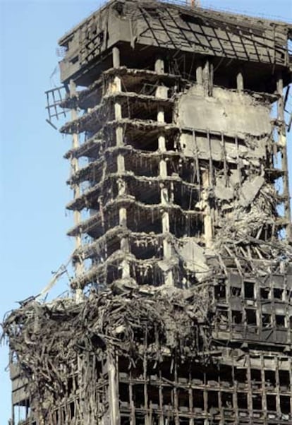 Estado catastrófico en que quedó la torre Windsor tras el incendio que la consumió durante 20 horas.