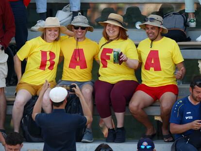 Espectadores con camisetas de Rafa Nadal durante uno de los partidos de Roland Garros 2023.