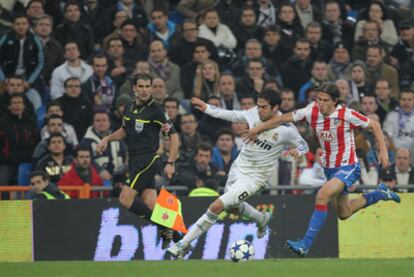 Kaká trata de escaparse del acoso de Filipe Luis en el encuentro del jueves contra el Atlético.