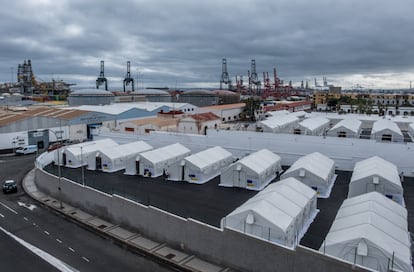 Antiguo cuartel militar "Canarias 50" convertido en campo de migrantes en Las Palmas , Gran Canaria.