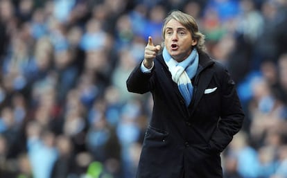 Roberto Mancini da instrucciones durante el partido.