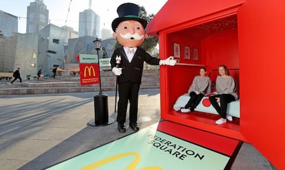 Promoção da retomada do jogo Monopoly do McDonald's em Melbourne, na Austrália, em 2016. No vídeo, o trailer do documentário.