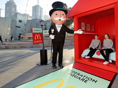 Promoção da retomada do jogo Monopoly do McDonald's em Melbourne, na Austrália, em 2016. No vídeo, o trailer do documentário.