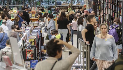 Una librería de Barcelona, llena de gente comprando libros.